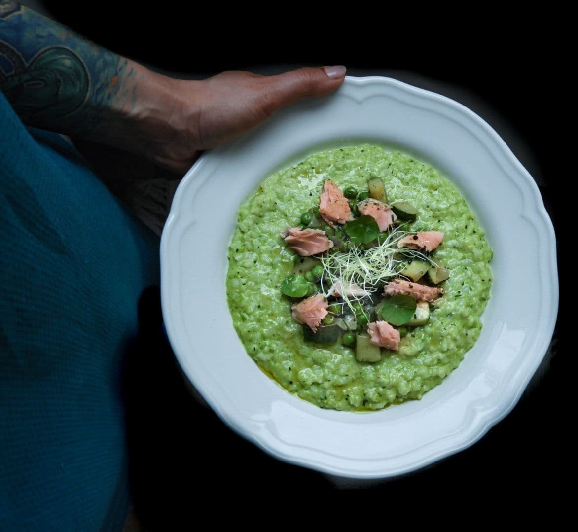 Zucchini-pea risotto with salmon