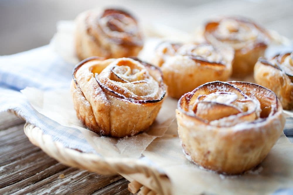Apple roses from puff pastry